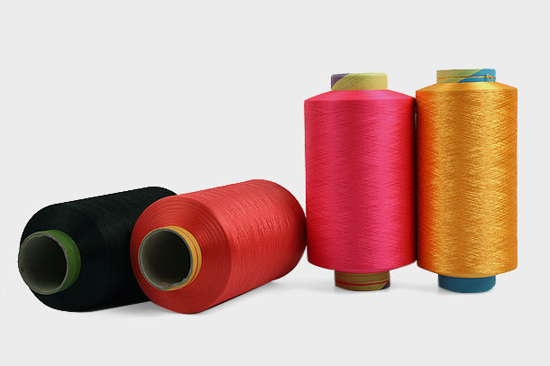 Polyester iplikler, doğal mukavemet ve dayanıklılık özelliklerinden dolayı tekstil endüstrisi için popüler bir seçimdir.