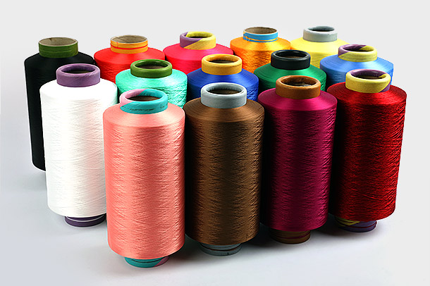 Polyester DTY İpliklerin tekstil uygulamalarında kullanılmasının temel avantajları nelerdir ve üretim süreçleri, tekstil endüstrisindeki popülerliğine ve yaygın kullanımına nasıl katkıda bulunuyor?