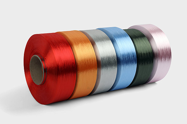 Polyester Dope-boyalı İplik, etilen ve bir renklendiricinin kimyasal polimerizasyonundan üretilen bir tür tekstil elyafıdır.