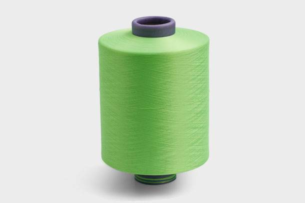 Polyester iplik dünya çapında en yaygın ve yaygın olarak kullanılan tekstil elyafıdır.